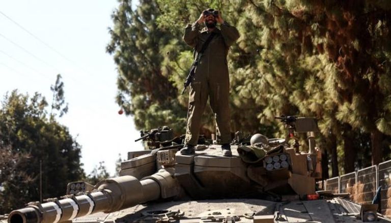 جندي إسرائيلي فوق دبابة قرب الحدود مع جنوب لبنان