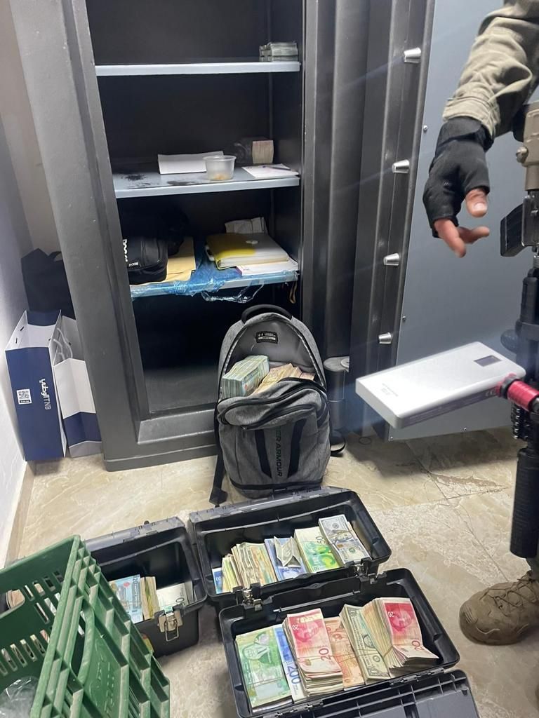 أثناء عمليات الاقتحام لشركات الصرافة بالضفة