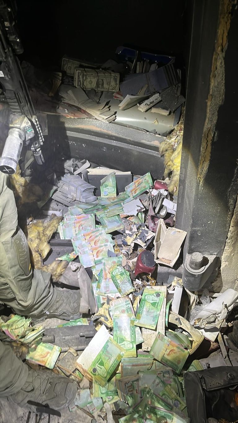 أثناء عمليات الاقتحام لشركات الصرافة بالضفة