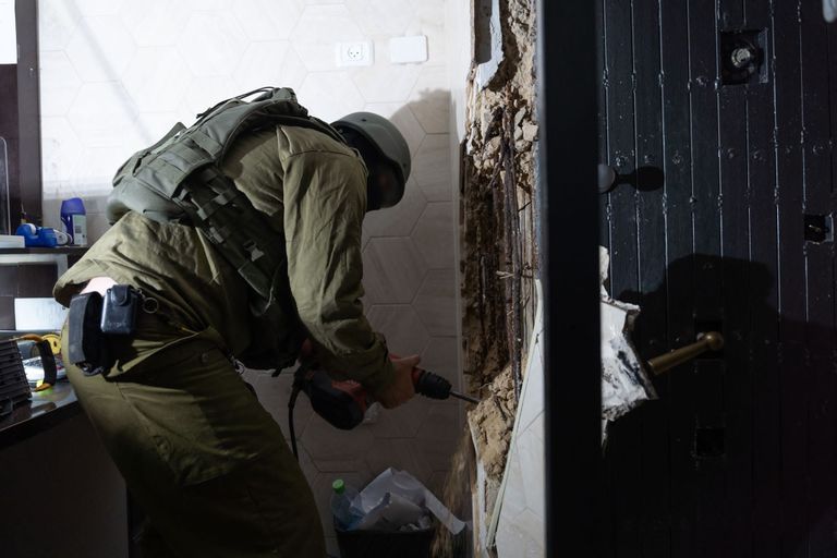 أثناء عمليات الاقتحام لشركات الصرافة بالضفة