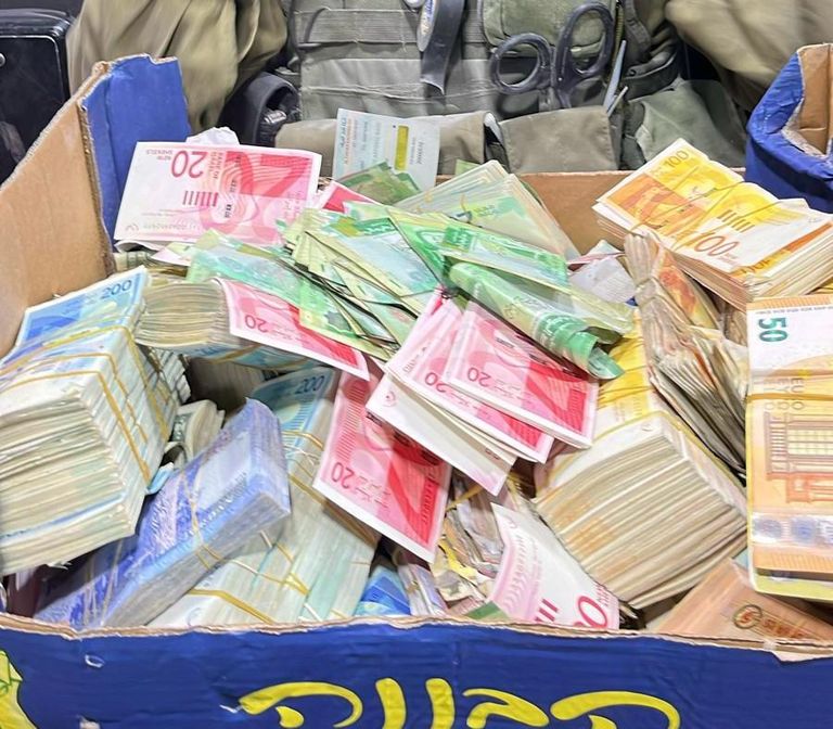 أثناء عمليات الاقتحام لشركات الصرافة بالضفة