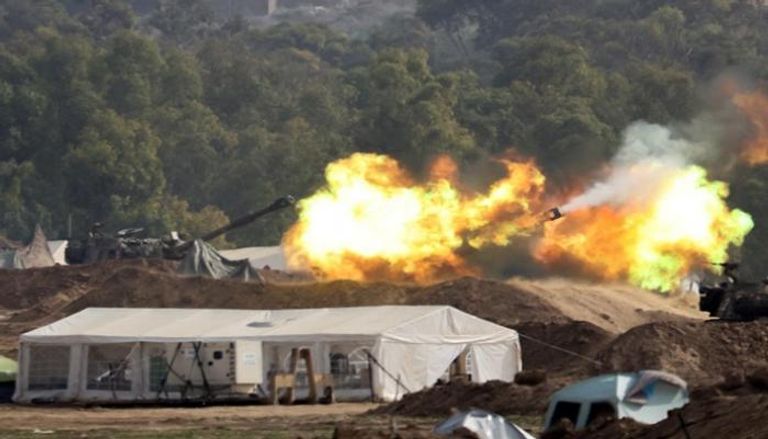 وحدة مدفعية إسرائيلية تطلق النار على هدف بغزة