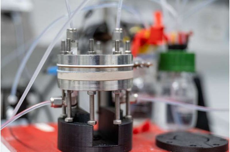 باستخدام خلية التحليل الكهربائي، أظهر الباحثون أنه يمكن استخدام المحفزات المتجانسة لتحويل ثاني أكسيد الكربون تفاعل كيميائي جديد لتدوير الكربون