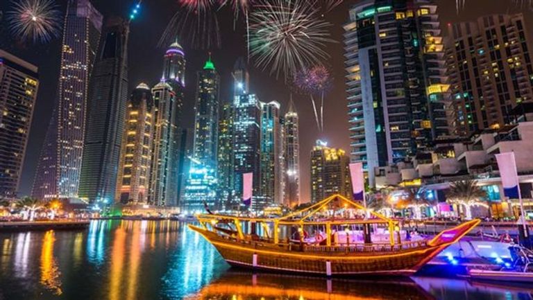 قوارب الحب أحد أفضل أماكن لقضاء رأس السنة في الإمارات 2024 أفضل أماكن لقضاء رأس السنة في الإمارات 2024