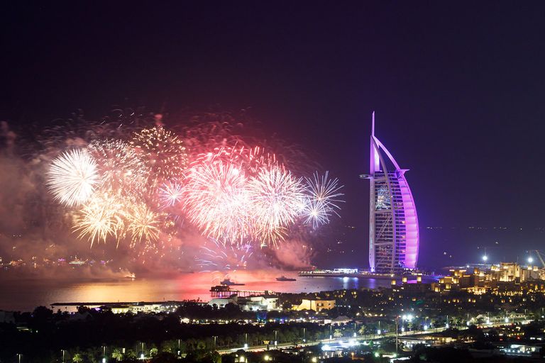 فندق جميرا بيتش هوتيل أحد أفضل الفنادق في الإمارات لقضاء رأس السنة 2024 أفضل أماكن لقضاء رأس السنة في الإمارات 2024