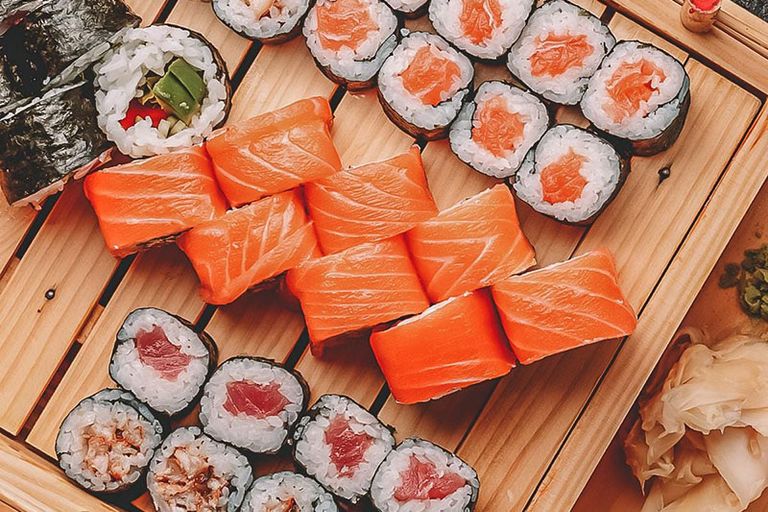 السوشي الأكلات الشعبية في العالم