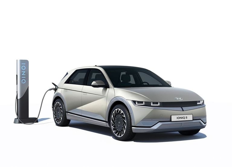 سيارة آيونك 5 تسلا موديل Y وهيونداي آيونك 5