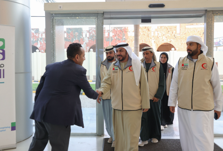 وفد الهلال الأحمر الإماراتي في مستشفى الناس