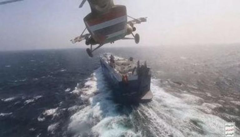 مروحية حوثية تحلق فوق سفينة شحن بالبحر الأحمر (أرشيفية)