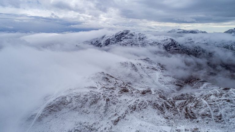جبل اللوز بالسعودية يكتسي بالثلوج 