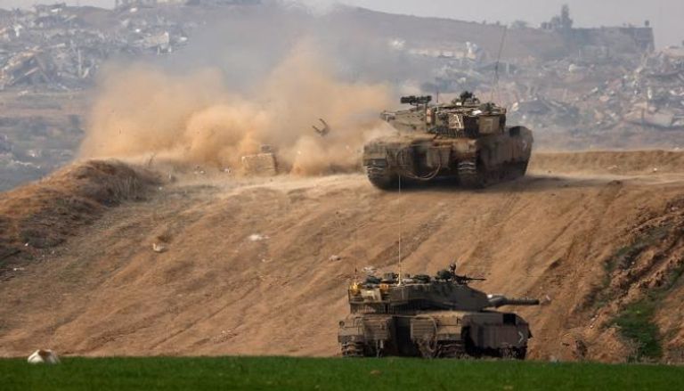 دبابات إسرائيلية تقصف غزة - رويترز