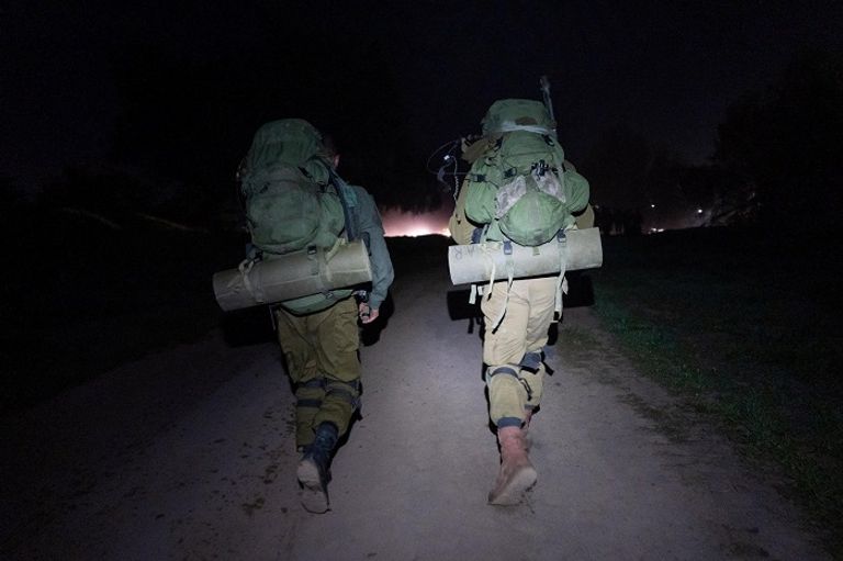 جنديان إسرائيليان في غزة - رويترز دبابات إسرائيلية تقصف غزة - رويترز