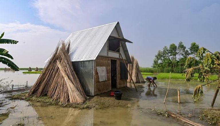 بيوت صغيرة من الخيزران لإيواء سكان بنغلاديش من الفيضانات