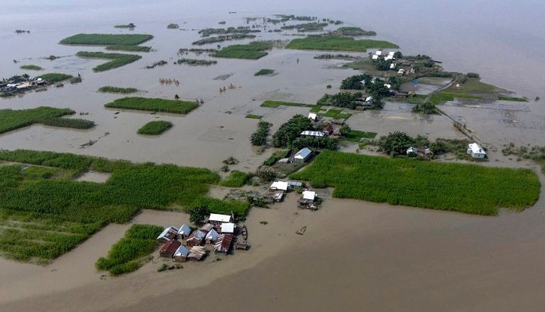 بيوت صغيرة من الخيزران لإيواء سكان بنغلاديش من الفيضانات