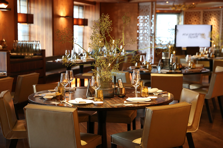 من فندق إقامة كين في ألمانيا هاري كين مهاجم بايرن ميونخ مع موظفي الفندق