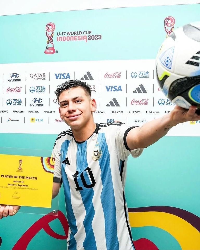 كلاوديو إتشيفيري كلاوديو إتشيفيري نجم منتخب الأرجنتين للناشئين
