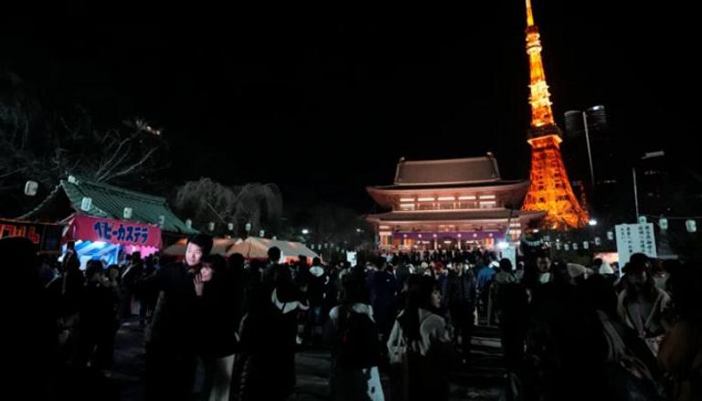 يابانيون يحتفلون بالعام الجديد أمام أحد معابد العاصمة