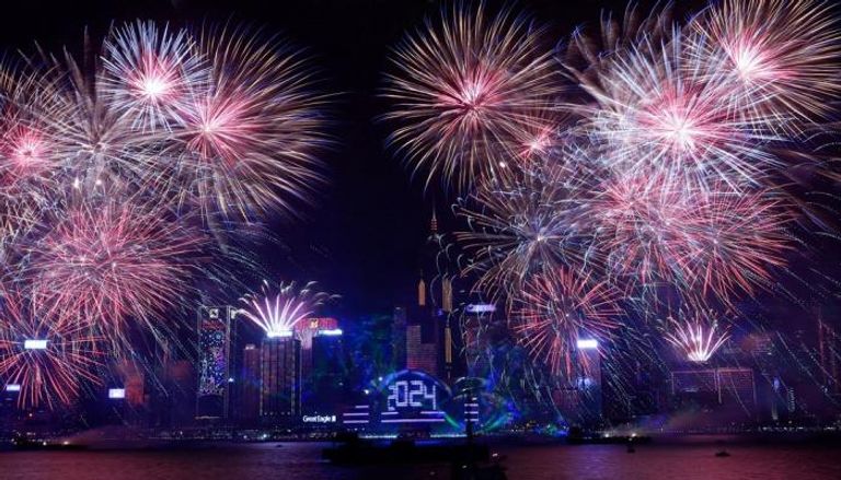 الألعاب النارية تزين سماء هونغ كونغ