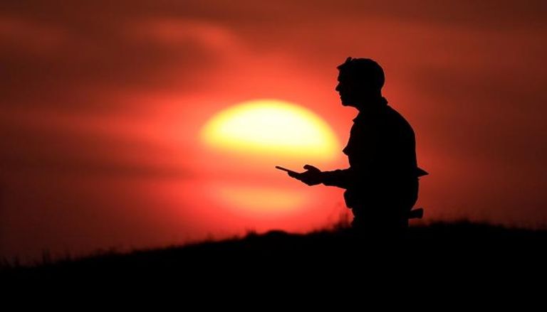 جندي إسرائيلي يقف على تلة أثناء غروب الشمس قرب حدود غزة