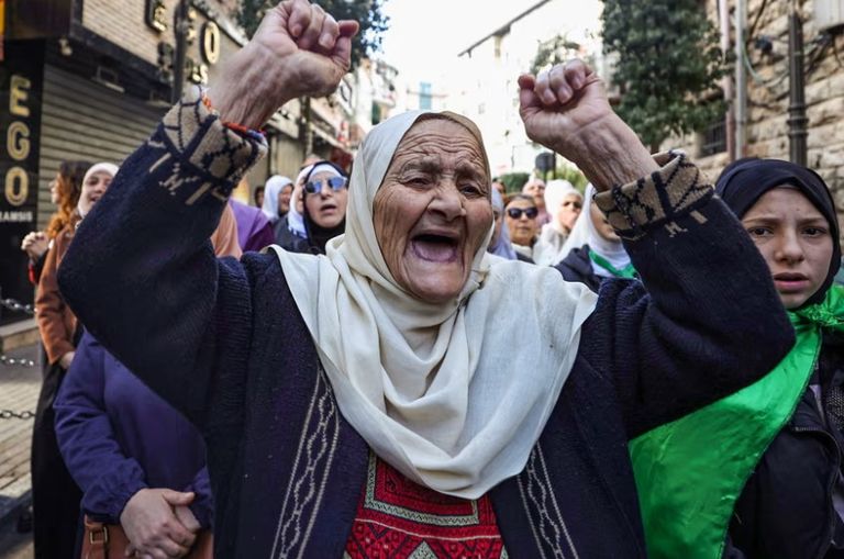 جندي إسرائيلي يقف على تلة أثناء غروب الشمس قرب حدود غزة