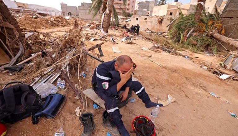 رجل إنقاذ جزائري خلال مشاركته في جهود الإنقاذ في درنة الليبية