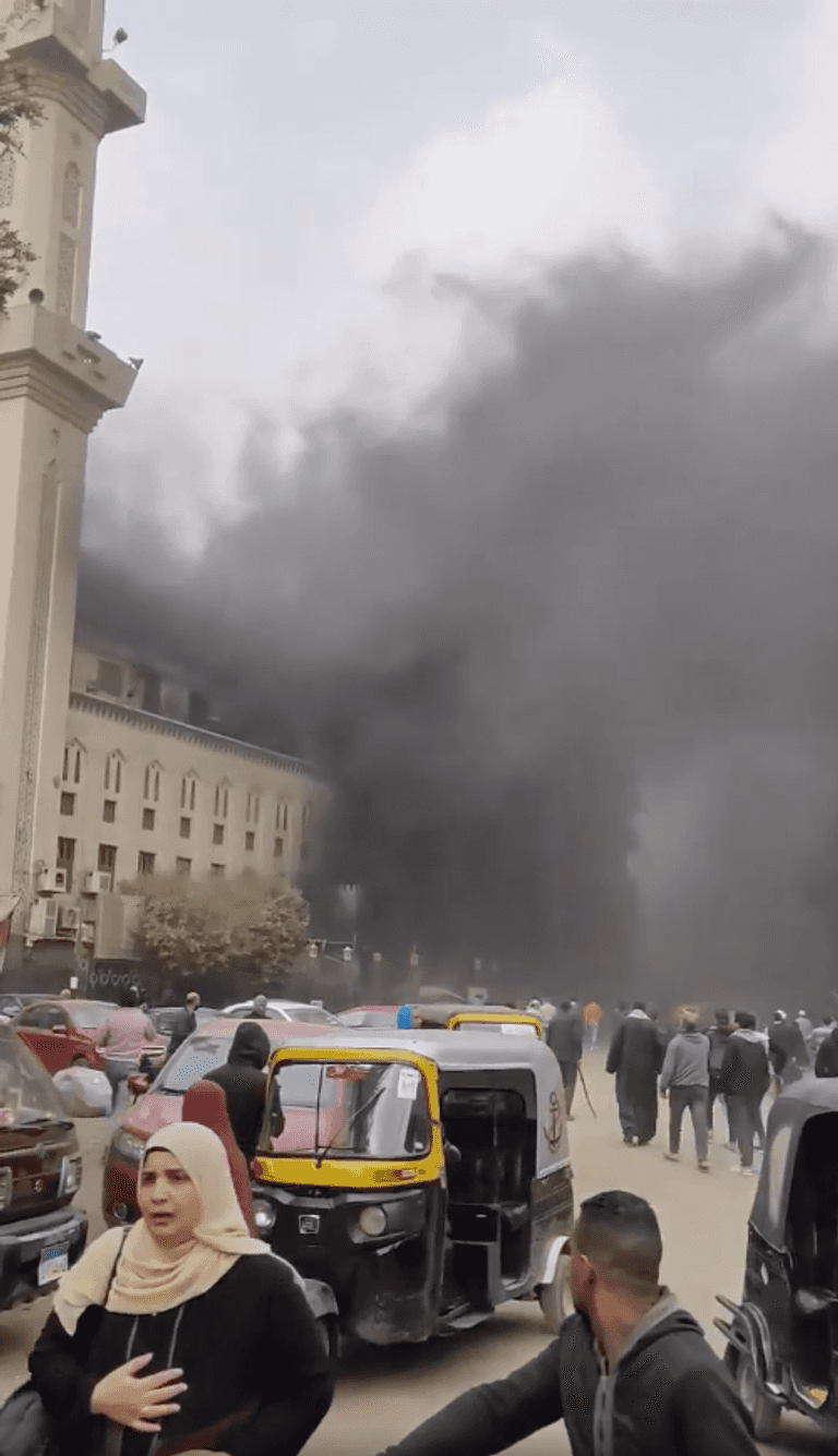 ألسنة اللهب تتصاعد من موقع الحريق