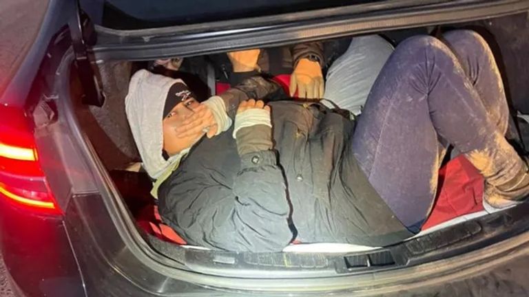 مهاجرون حاولوا الدخول إلى الولايات المتحدة في مؤخرة سيارة