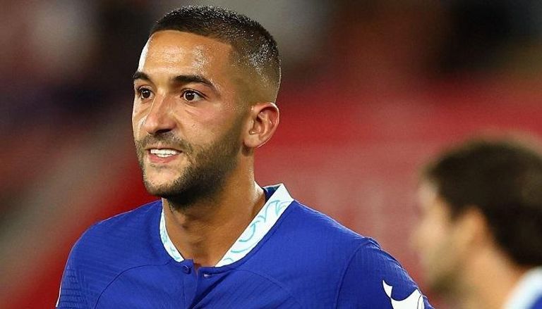 حكيم زياش لاعب تشيلسي الإنجليزي ليونيل ميسي وإنزو فرنانديز - منتخب الأرجنتين