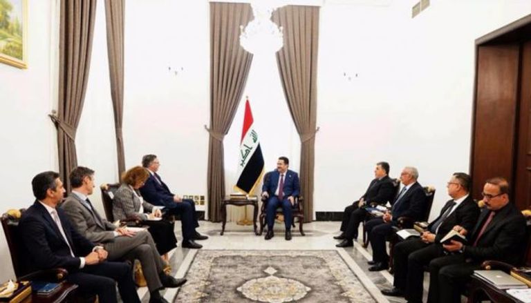 رئيس وزراء العراق خلال لقاء سابق مع المدير التنفيذي لشركة توتال