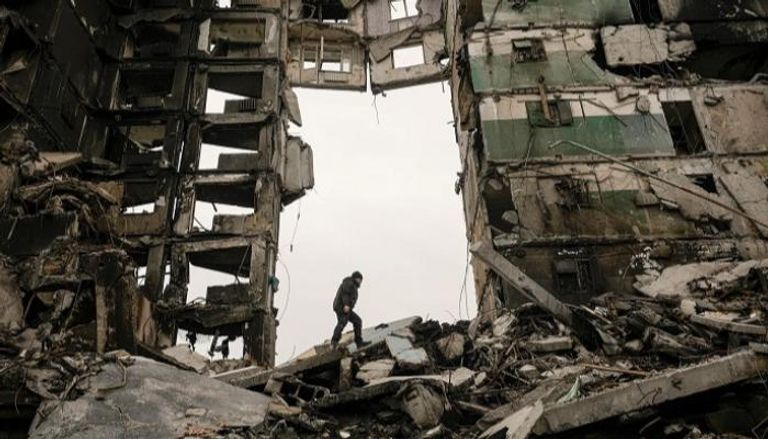 دمار بأحد المباني الأوكرانية جراء ضربات صاروخية- أرشيفية