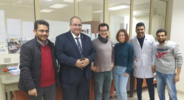 الفريق البحثي المصري مع باحثي جامعة توبنغن الألمانية في معمل المركز القومي للبحوث بالقاهرة 