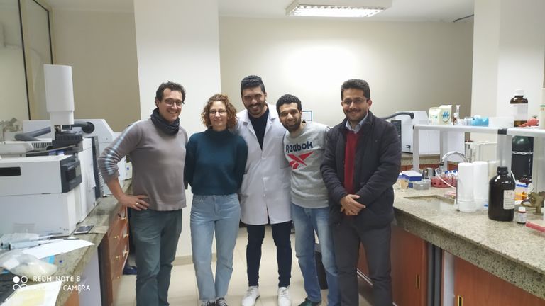 الفريق البحثي المصري مع باحثي جامعة توبنغن الألمانية في معمل المركز القومي للبحوث بالقاهرة 
