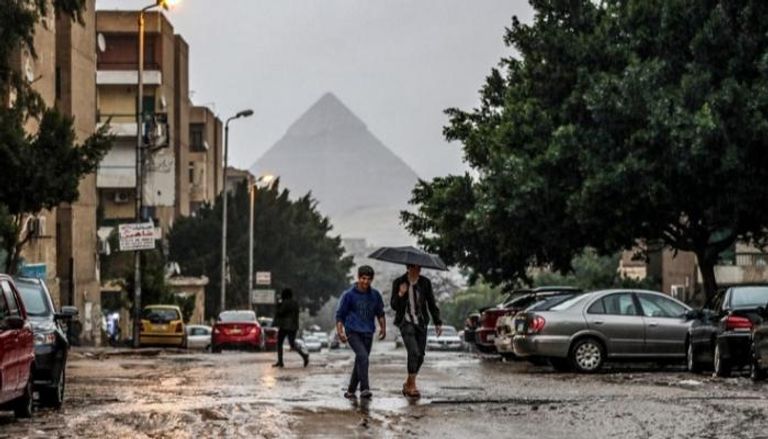 هطول أمطار في شارع بالقرب من أهرامات الجيزة- أرشيفية