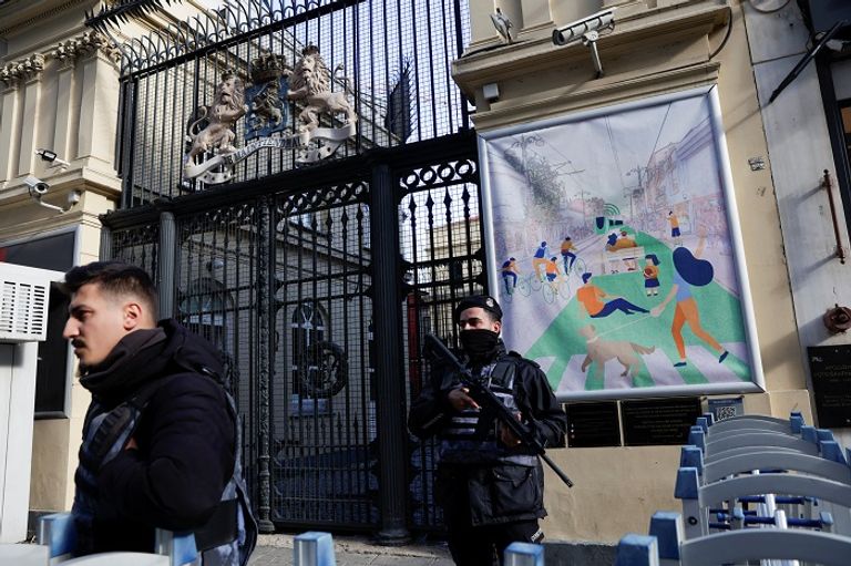 جنديان تركيان أمام القنصلية الألمانية بإسطنبول تعزيزات أمنية تركية أمام القنصلية الألمانية بإسطنبول