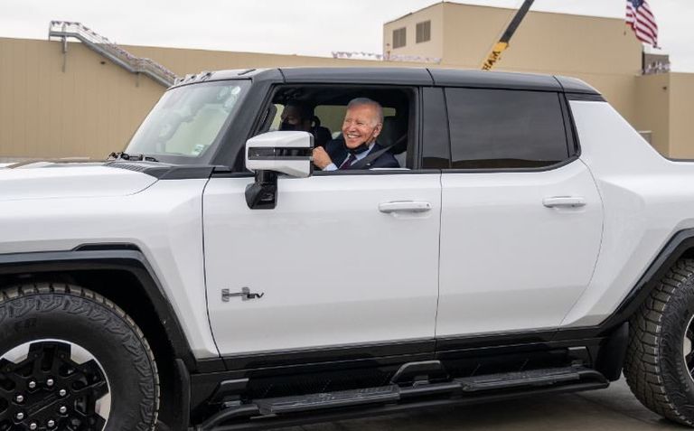 جو بايدن يستقل سيارة كهربائية