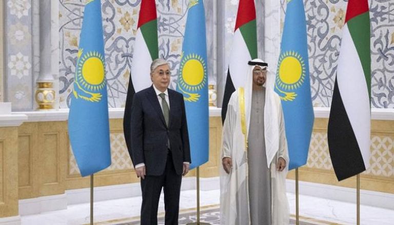 الشيخ محمد بن زايد آل نهيان خلال لقاء سابق مع رئيس كازاخستان