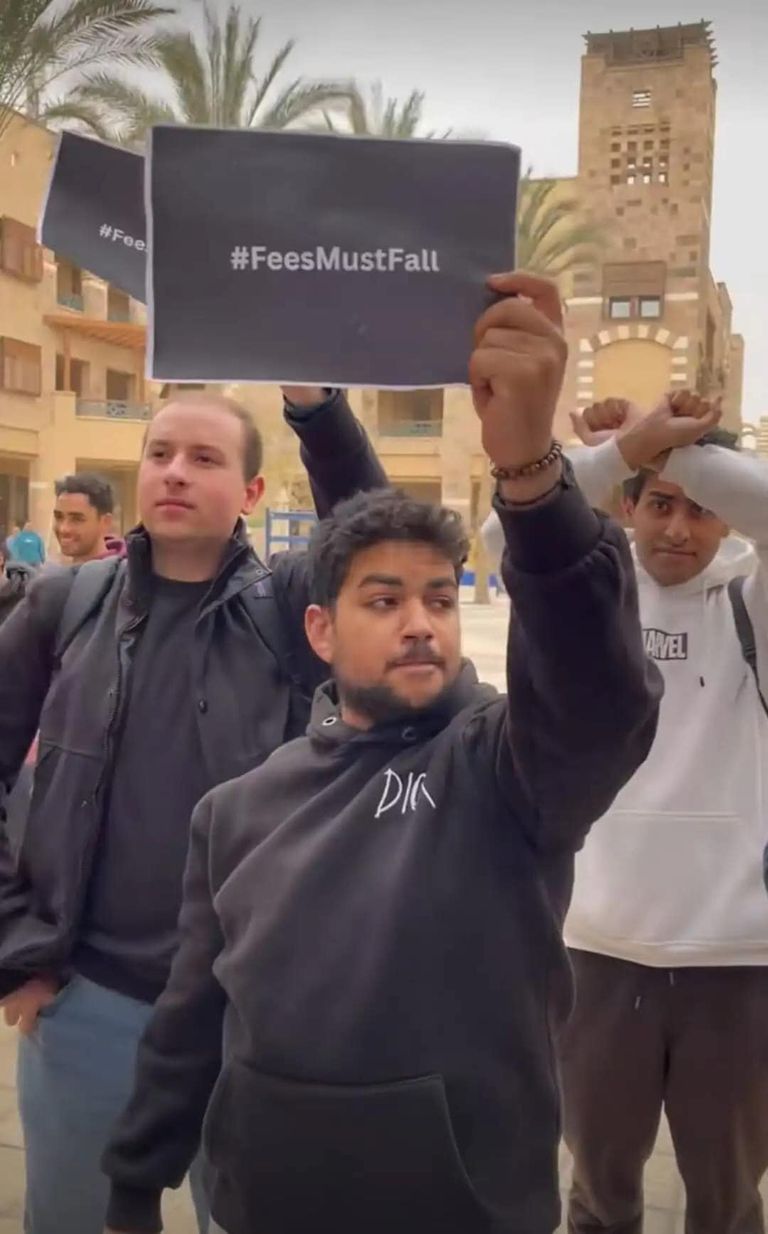 احتجاجات طلاب الجامعة الأمريكية بالقاهرة
