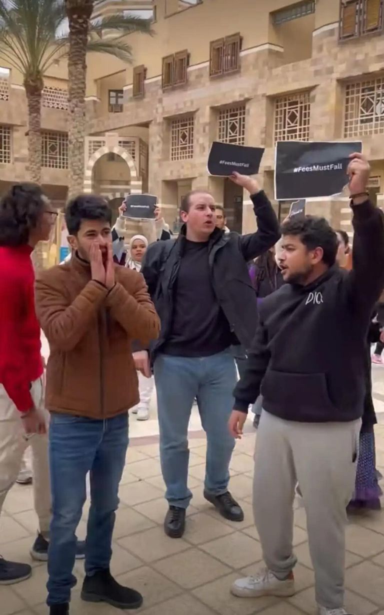 احتجاجات طلاب الجامعة الأمريكية بالقاهرة