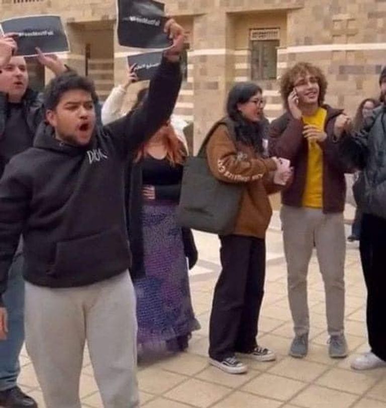 احتجاجات طلاب الجامعة الأمريكية بالقاهرة