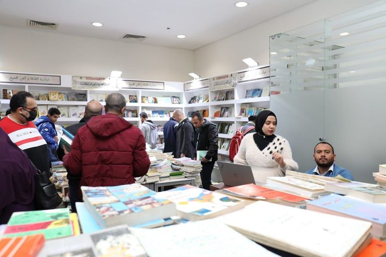 جانب من الإقبال الجماهيري على معرض القاهرة للكتاب 2023