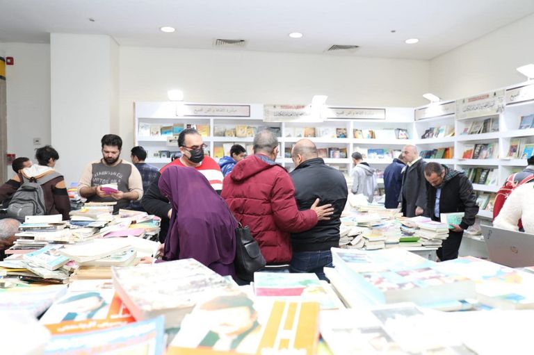 جانب من الإقبال الجماهيري على معرض القاهرة للكتاب 2023