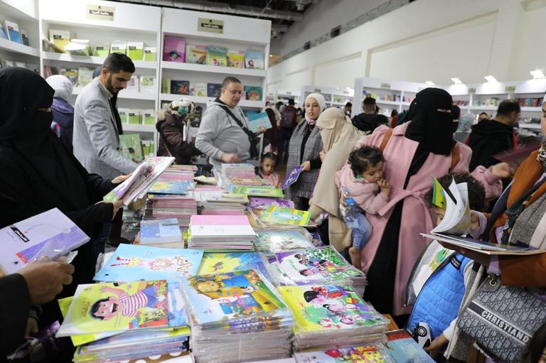 جانب من الإقبال الجماهيري على معرض القاهرة للكتاب 2023
