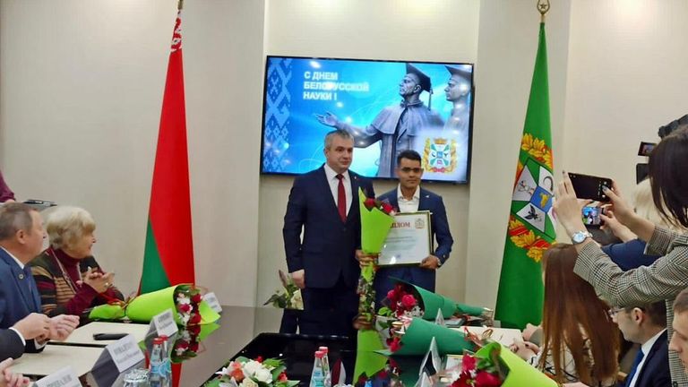 اليمني مروان الكمالي (يمين) في أحد المحافل