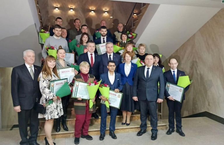 اليمني مروان الكمالي (يمين) في أحد المحافل