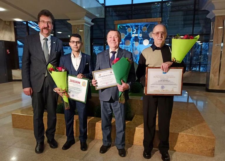 اليمني مروان الكمالي (يمين) في أحد المحافل