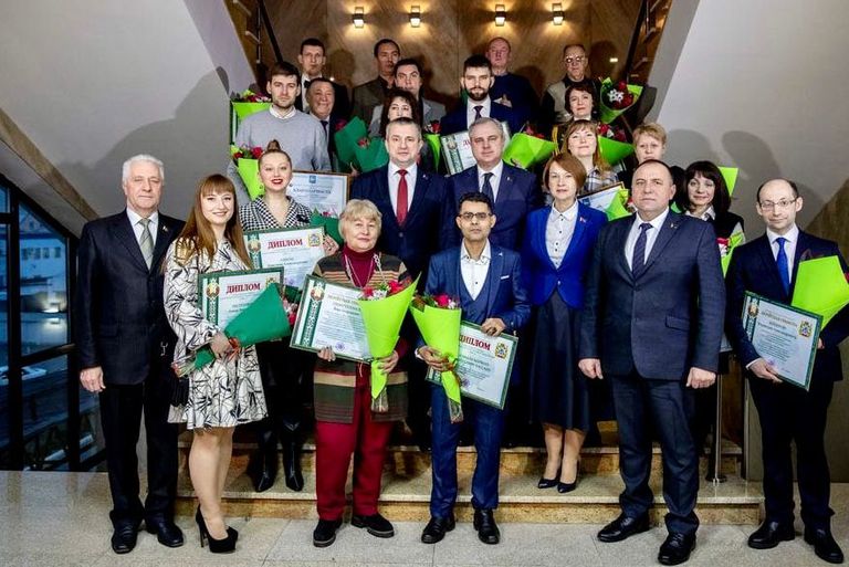 اليمني مروان الكمالي (يمين) في أحد المحافل