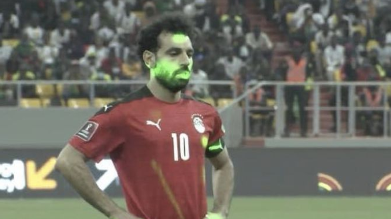محمد صلاح يستعد لتصويب ركلة جزاء ضد السنغال منتخب السنغال