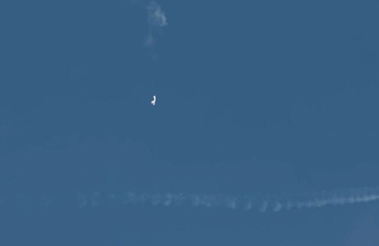 المنطاد الصيني خلال عملية إسقاطه المنطاد الصيني خلال عملية إسقاطه