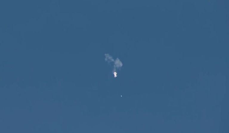 المنطاد الصيني خلال عملية إسقاطه المنطاد الصيني خلال عملية إسقاطه