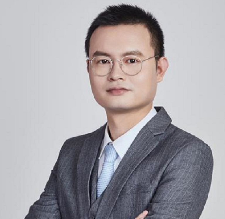 الكاتب الصحفي والإعلامي الصيني، نادر رونغ هوان أرقام التجارة تزين علاقات الإمارات الاقتصادية بالصين